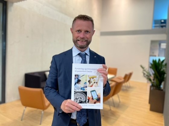 Bent Høie mottar rapporten.