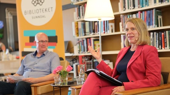 Bilde av utenriksminister Anniken Huitfeldt og ordfører i Sunndal Ståle Refstie. 