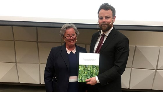 bilde av leder av ekspertgruppen og kunnskapsministeren