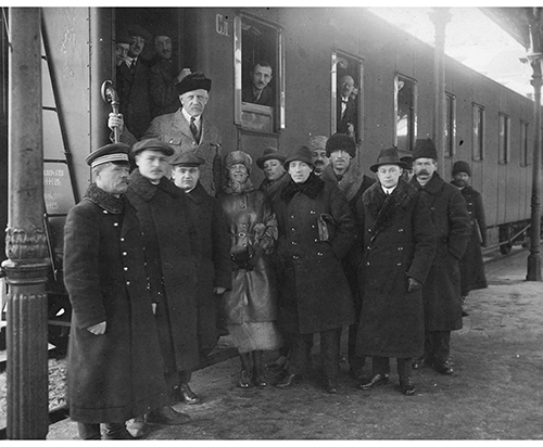 Figur 1.1 Velkomst for Fridtjof Nansen på jernbanestasjonen i Kharkiv 28. januar 1923 under besøk til Nansenmisjonen.