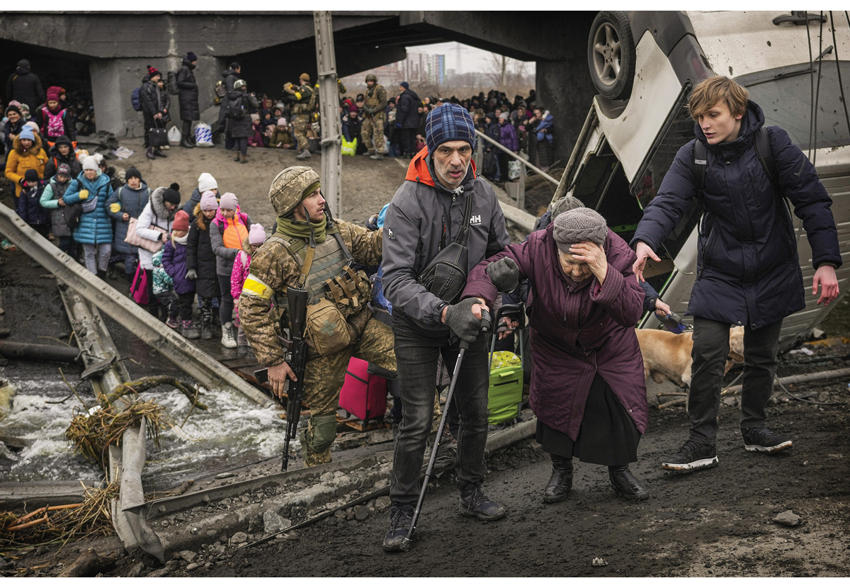 Figur 2.1 Russlands angrepskrig mot Ukraina har drevet rundt 10 millioner mennesker på flukt. Her fra byen Irpin, 5. mars 2022.