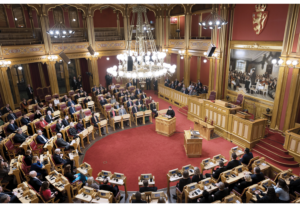 Figur 2.4 Ukrainas president Volodymyr Zelenskyj talte til et fullsatt Storting da han besøkte Norge 13. desember 2023.