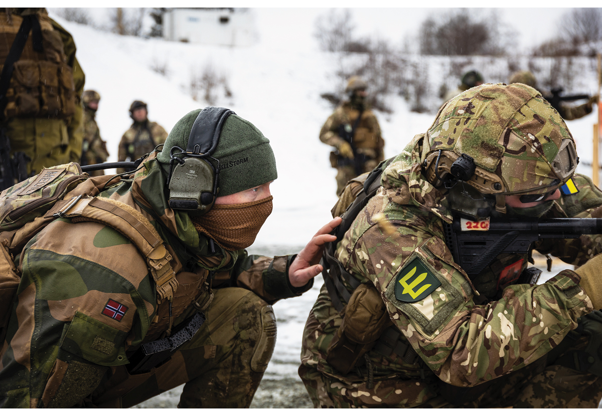 Figur 4.5 En ukrainsk soldat på skarpskyttertrening på Værnes sammen med en instruktør fra Heimevernet. På Værnes tilbys også kurs for sanitetssoldater og lagførere. Forsvaret stiller ressurser til om lag femti ulike treningskurs for ukrainere i 2024.
