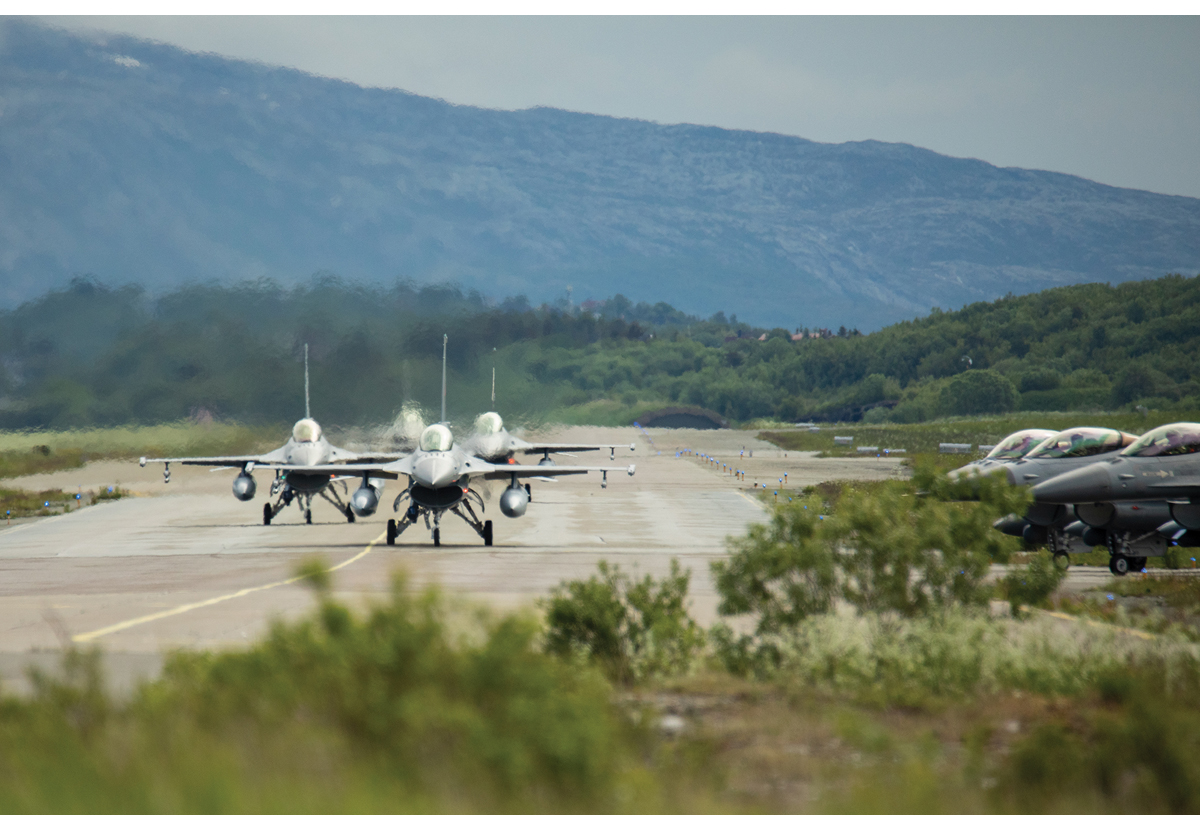 Figur 4.6 Bildet viser danske og norske F-16 klare til takeoff på Luftforsvarets base Bodø under Arctic Challenge Exercise 2021. Norske fly og instruktører trener ukrainsk personell på F-16-systemet i Danmark.