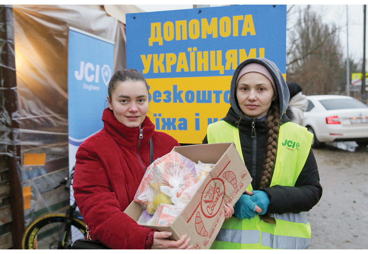Figur 5.11 Tatiana Costei (t.h.) er blant de mange sivile i Moldova som stiller opp for flyktningene fra nabolandet Ukraina. Costei arbeider som frivillig for organisasjonen JCI Ungheni, som samarbeider med UNICEF og UN Women om å ta vare på sårbare mennesker p...