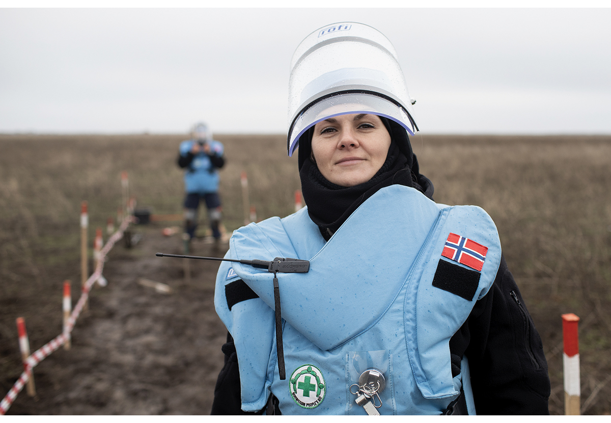Figur 5.9 Olha Moskovtsjenko (38) måtte flykte med sine barn da russiske styrker angrep hjembyen Mariupol. Nå leder hun et lag med mineryddere fra Norsk Folkehjelp i Mykolajiv i Ukraina.