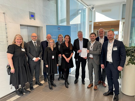 Statssekretær Tom Kaslsås fra SD, statssekretær Sigrun Prestbakmo overleverer mandat for forhandlinger om en byvekstavtale for Kristiansandsregionen 