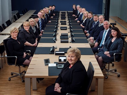 Regjeringen Solberg rundt møtebordet i regjeringskonferanse i Glacisgata 1 i Oslo 23. april 2018.