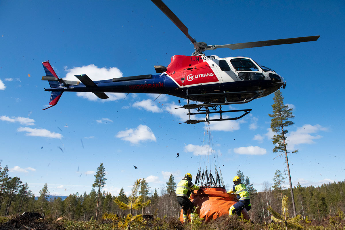 Figur 6.5 Skogbrannhelikopteret løfter opptil 1 800 liter vann i hvert løft. 