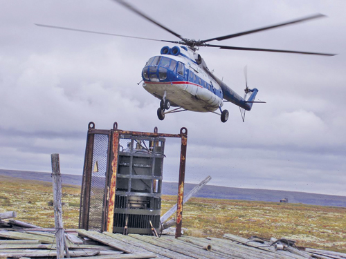 Figur 3.4 På utilgjengelige steder må RTG-ene fraktes
ut med helikopter.
