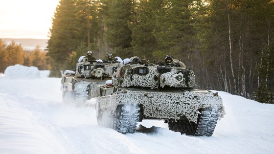 To Leopard A4 kjører på vinteren