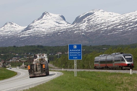 Ved flyttebrua for rein og husdyr ved Straumsnes går vei og jernbane parallelt.