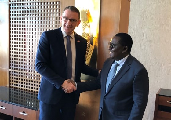 Statssekretær Roy Angelvik sammen med landbruks- og fiskeriminister Gaston Cossi Dossouhoui fra Benin.