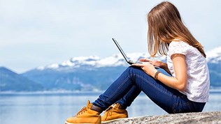 Foto: Colourbox Jente som jobber på PC ute i naturen