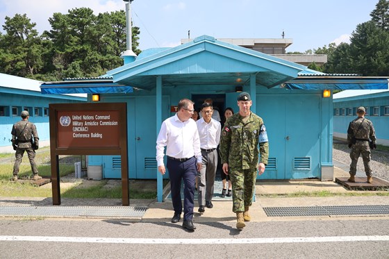 Forsvarsminister Bjørn Arild Gram på besøk på den demilitariserte sonen på grensen mellom Sør-Korea og Nord-Korea
