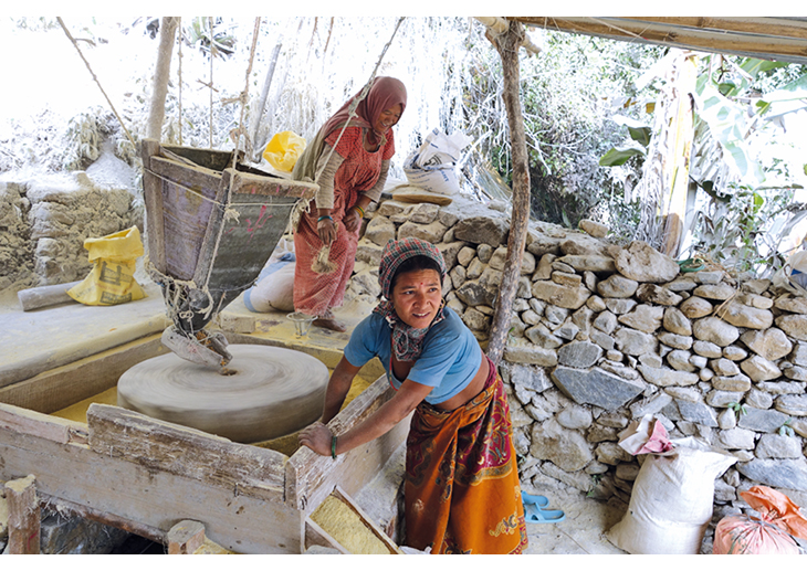 Figur 5.4 Nepal. En kvinne maler mais med kraft av vannmølle, drevet av overskuddsvann fra et mikrokraftverk finansiert av NRREP.