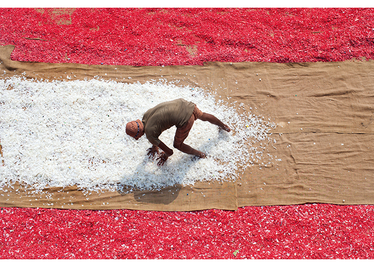 Figur 5.5 Bangladesh. Når de innsamlede plastikkbitene tørker, selges de til plastikkprodusenter. Innsamling av plastikk gir inntekt til tusenvis av fattige menn og kvinner.