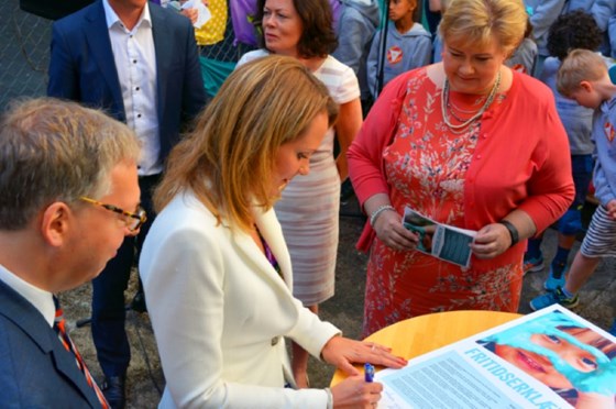 Kulturminister Linda Hofstad Helleland signerte i dag Fritidserklæringen sammen med blant andre statsminister Erna Solberg, barne-og likestillingsminister Solveig Horne og kommunal-og moderniseringsminister Jan Tore Sanner. 