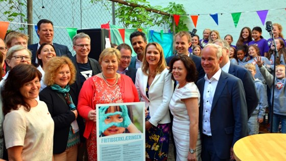 Kulturminister Linda Hofstad Helleland signerte i dag Fritidserklæringen sammen med blant andre statsminister Erna Solberg, barne-og likestillingsminister Solveig Horne og kommunal-og moderniseringsminister Jan Tore Sanner. 