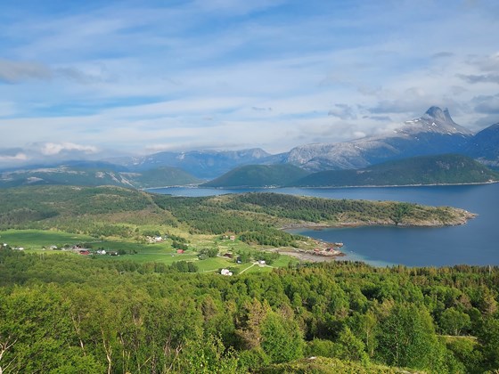 Jordbrukslandskap på Evjen i Salten.