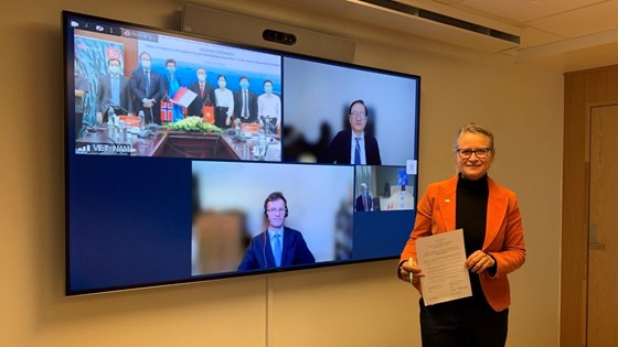 Trine Danielsen på signeringsseremoni med Vietnam