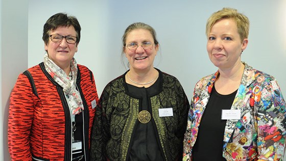 Bidragsytere på IPT-konferansen - Fylkesmann Hill-Marta Solberg, Linda Jolly, NMBU, og Hege Ericson, Inn på tunet Trøndelag. 