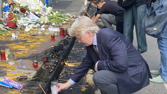 Ambassadøren tenner lys
