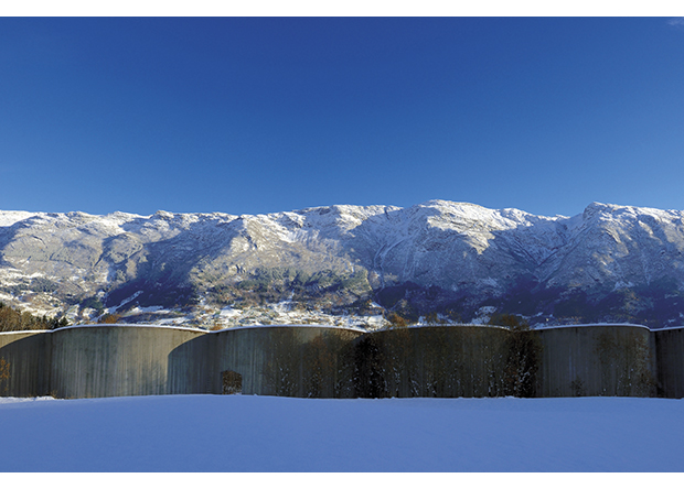 Figur 2.2 Skredmur i betong – Hardanger