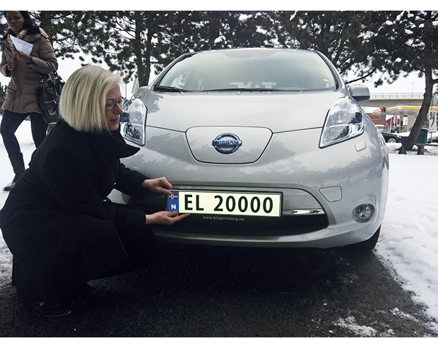 Figur 12.1 Samferdselsminister Marit Arnstad med el-bil nummer 10 000 i Norge.