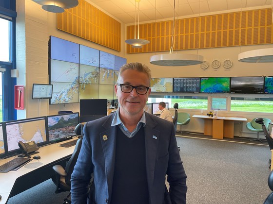 Foto av fiskeri- og sjømatminister Odd Emil Ingebrigtsen i Kystverkets sjøtrafikksentral i Vardø.