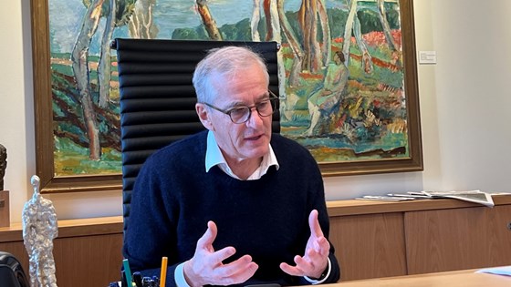 Prime Minister Jonas Gahr Støre at his desk.