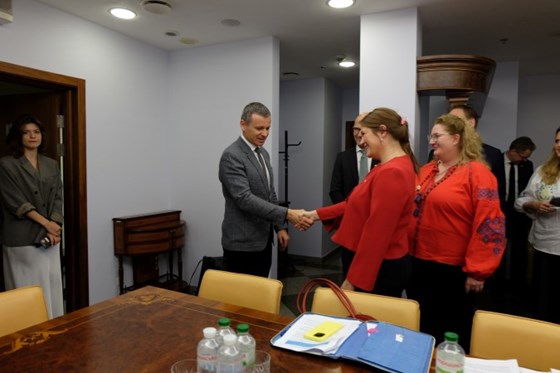 Ukrainas finansminister Sergii Martsjenko og næringsminister Cecilie Myrseth møtes i bomberom for politiske samtaler.