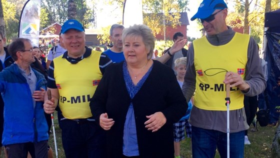 Statsminister Erna Solberg prøver seg som ledsager under åpningen av Friluftslivets uke 2016 på Sognsvann i Oslo.