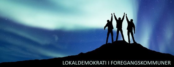 tre personer som strekker seg mot nordlyset