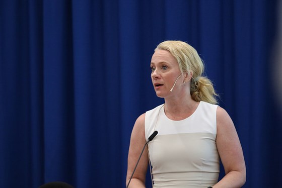 Statsråd Anniken Hauglie på talerstolen under seminar om ny faktabok om arbeidsmiljø.