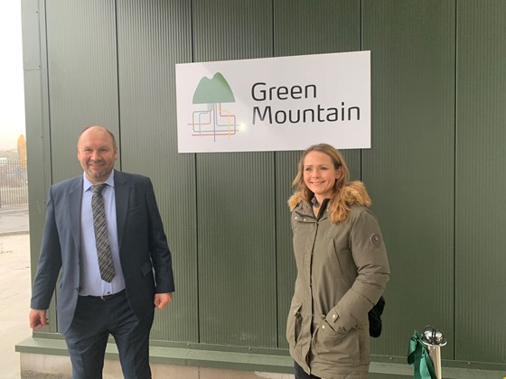 Distrikts- og digitaliseringsminister Linda Hofstad Helleland på besøk hos Green Mountain