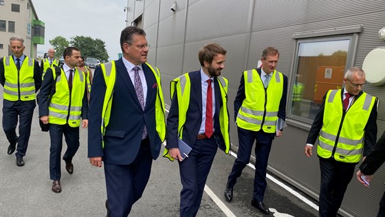 Næringsministeren og Europakommisjonens visepresident på Hydrovolt i Fredrikstad