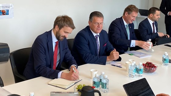 Næringsminister Jan Christian Vestre og Europakommisjonens visepresident Maroš Šefčovič la i dag fram en felles erklæring om samarbeid om batterier og råvarer.
