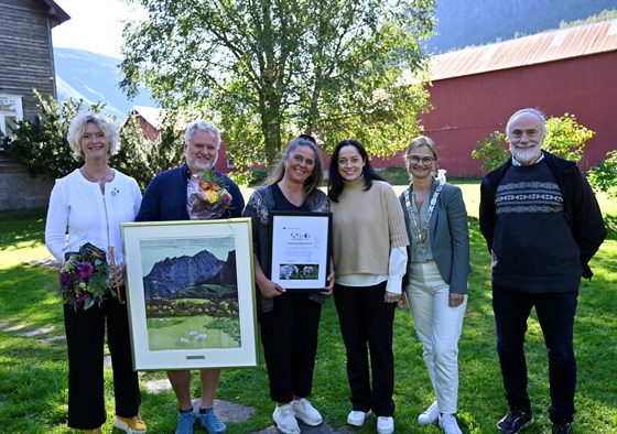 F.v. Tove Lise Torve (fylkesordførar), Gudmund Kårvatn og Cathrine Kårvatn (prisvinnarane), Else-May Norderhus (statsforvaltar), Margrethe Svinvik (ordførar i Surnadal kommune) og Bjørn Ringstad (fylkeskonservator).