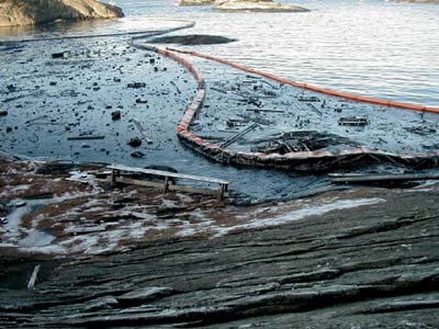 Figure 3.7 The Norwegian Pollution Control Authority’s emergency
services for combating oil spills at work with bilge pumps in Bleivika
near Haugesund after the sinking of the vessel “Green Ålesund” in
December 2000.