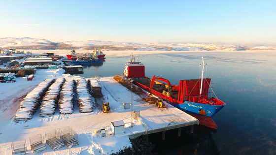 Tømmer skipes ut fra kai i Kirkenes