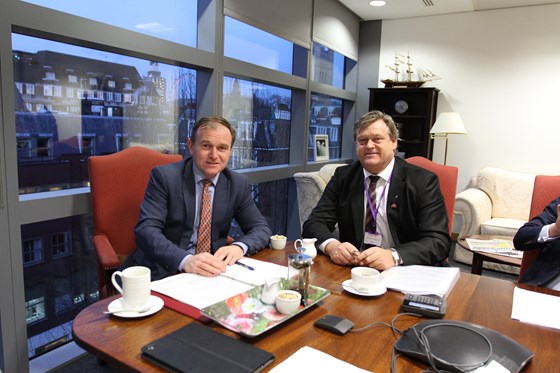 Minister George Eustice og fiskeriminister Harald T. Nesvik.