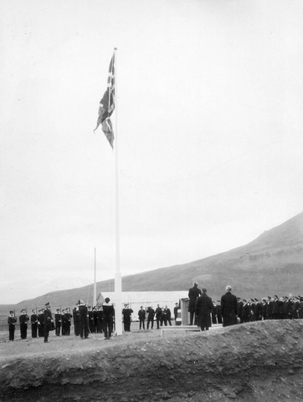 Figur 2.1 Innlemmelsen av Svalbard i Kongeriket Norge markeres i Longyearbyen 14. august 1925. Regjeringen vil i 2025 markere at det da er 100 år siden Svalbard ble innlemmet i kongeriket.