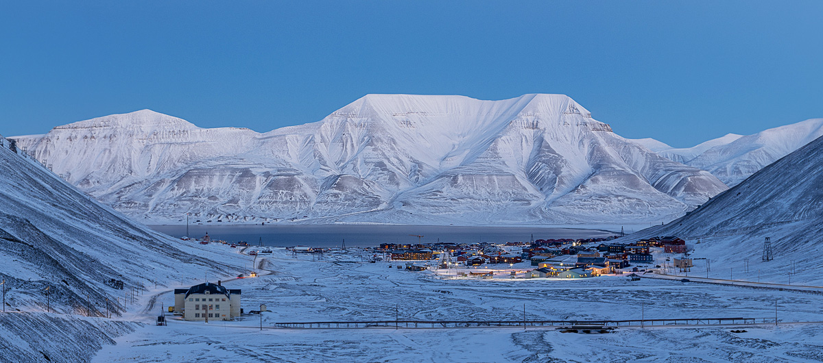 Figur 2.2 Utsyn ned Longyeardalen mot Hiortfjellet med Huset i forgrunnen.