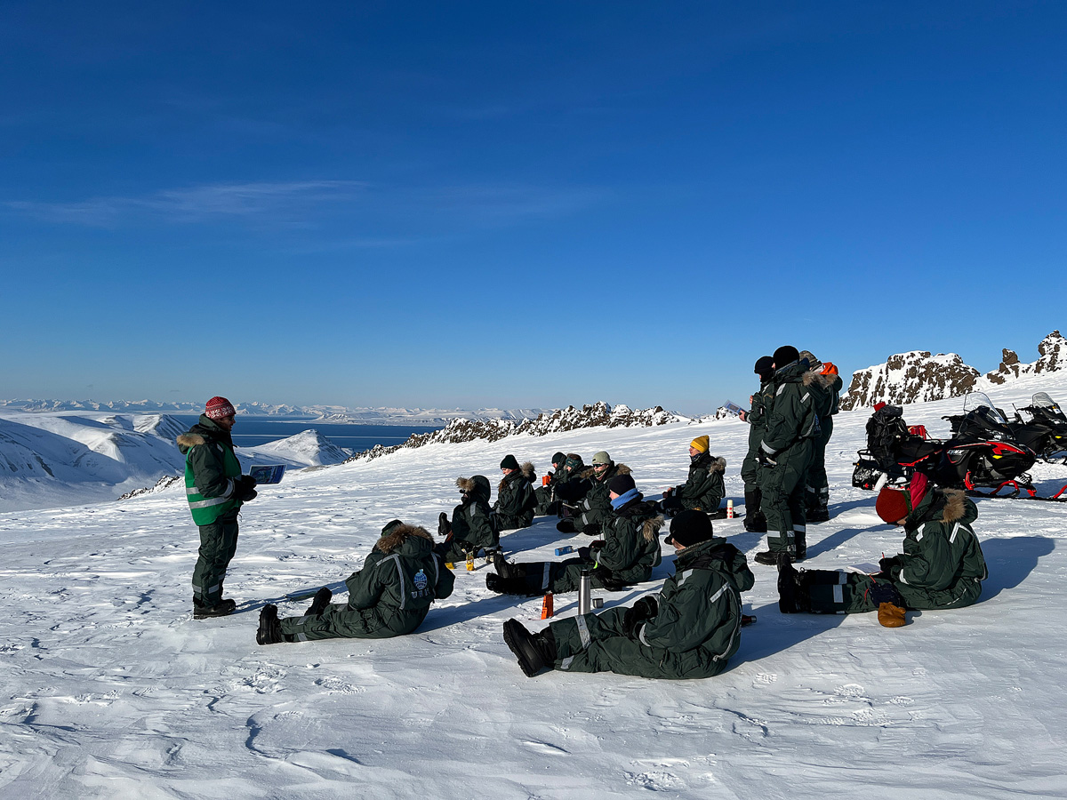 Figur 5.2 UNIS-studenter fra bachelor-kursene i Arktisk geologi gjør feltarbeid ved Botneheia på sentrale Spitsbergen.
