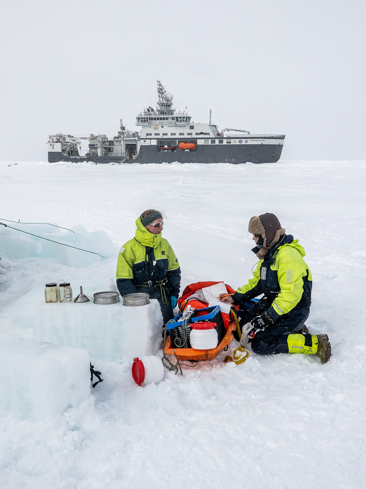 Figur 5.3 Det første plasttoktet med FF «Kronprins Haakon» i 2021. Ca. 1200 prøver ble innsamlet og analysert for mikroplast ved Framsenteret i Tromsø.