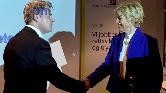 Justis- og beredskapsminister Per-Willy Amundsen mottar utredningen fra utvalgets leder, Anne Cathrine Frøstrup. Justis- og beredskapsminister Per-Willy Amundsen mottar utredningen fra utvalgets leder, Anne Cathrine Frøstrup.