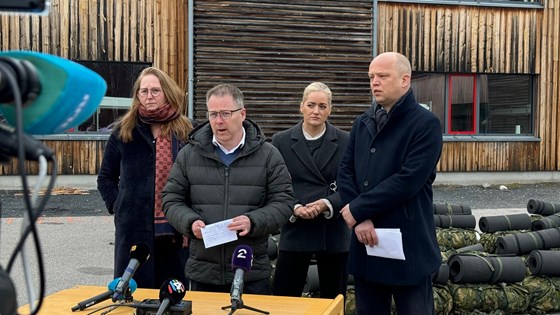 Fra venstre: Lise Selnes, stortingsrep fra Hedmark (Ap), forsvarsminister Bjørn Arild Gram (Sp), justis- og beredskapsminister Emilie Enger Mehl (Sp) og finansminister Trygve Slagsvold Vedum (Sp)