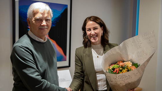 Arbeids- og inkluderingsminister Tonje Brenna overrekte blomster til seniorforskar ved Statistisk Sentralbyrå (SSB)