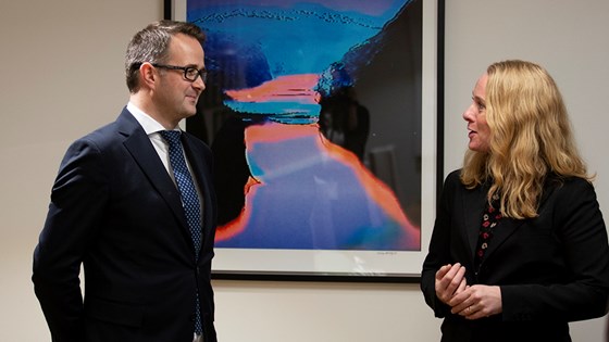 Mats Wilhelm Ruland til venstre og Anniken Hauglie til høyre som ser på hverandre i profil.
